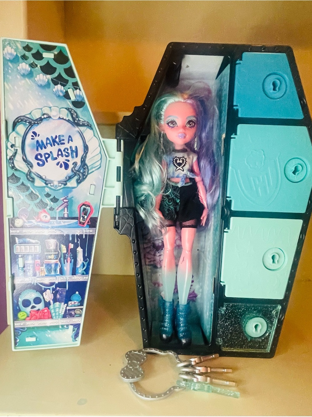 Monster High Skulltimate Secrets Fearidescent Lagoona, Locker Accessories